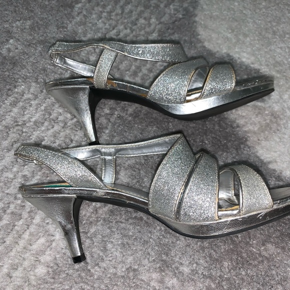 Silver Heels - Picture 4 of 5